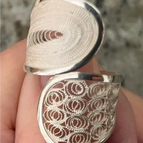 Set of Vintage Sterling Silver Intricate Filigree Ring & Earrings from Malta - Picture 6 of 11